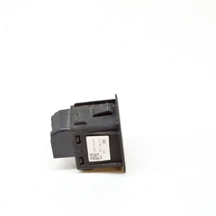 Audi A1 (2010 - 2014) 4F0962109 Кнопка фаркопа в багажнике — фото 4