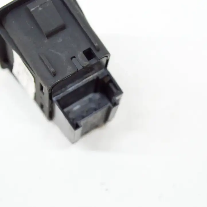 Audi A1 (2010 - 2014) 4F0962109 Кнопка фаркопа в багажнике — фото 5