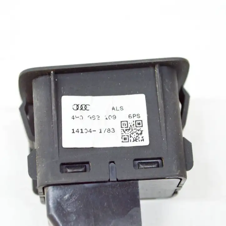 Audi A1 (2010 - 2014) 4F0962109 Кнопка фаркопа в багажнике — фото 7