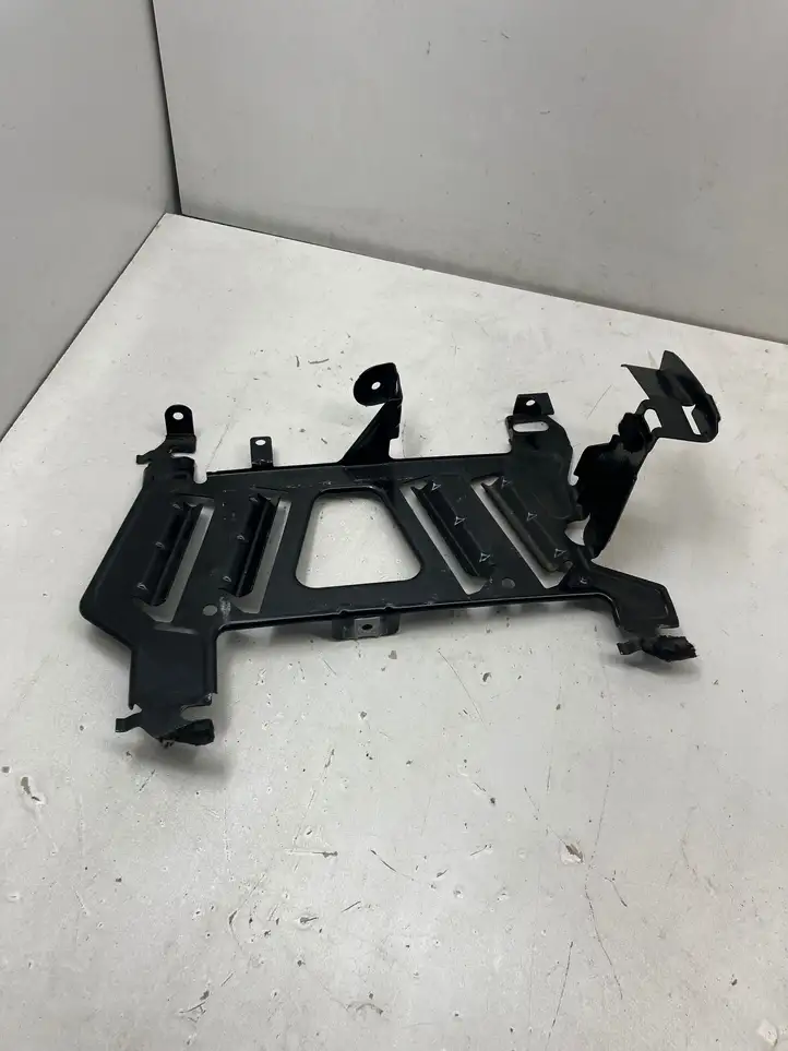 BMW 3 F30 F35 F31 (2012 - 2018) 9313776 Кронштейн усилителя звука — фото 1