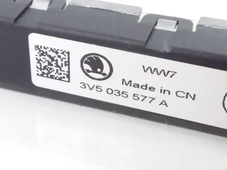 Skoda Fabia Mk3 (NJ) (2015 - 2021) 3V5035577A Усилитель антенны — фото 2