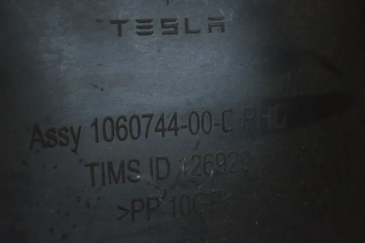 Tesla Model S (2016 - 2021) 106074400C Другая часть кузова — фото 5
