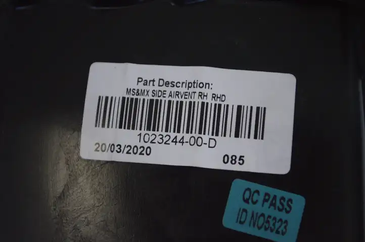 Tesla Model S (2016 - 2021) 102324400D Воздушная решетка панели — фото 5