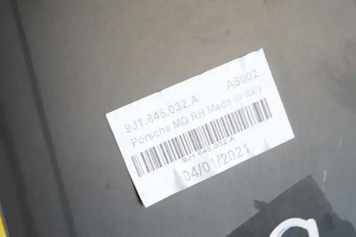 Porsche Taycan 9J1 (2019 - ) 9J1845032A Накладка стекла передней двери — фото 4