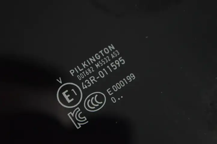 Porsche Taycan 9J1 (2019 - ) 9J1845032A Накладка стекла передней двери — фото 5