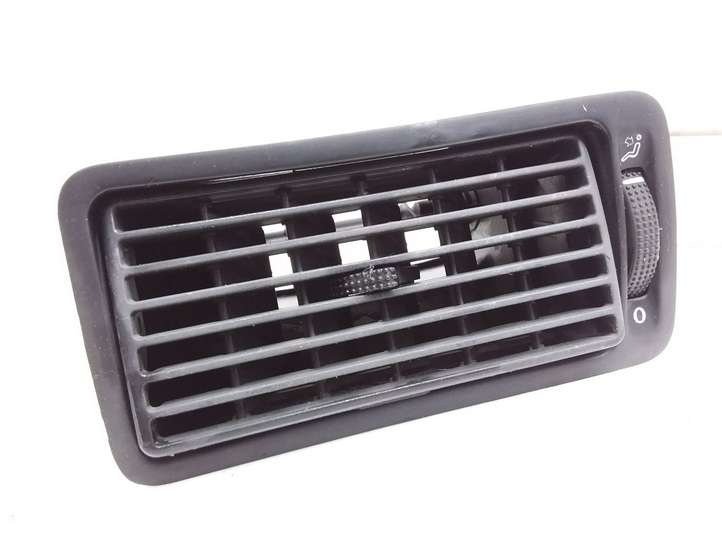 Volkswagen Golf IV (1998 - 2005)  1J2819703C Воздушная решётка окна