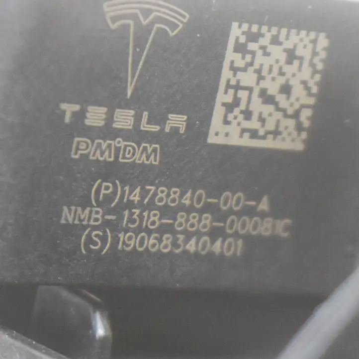 Tesla Model 3 (2017 - 2023) 147884400A Отделка лючка топливного бака — фото 5