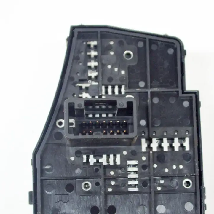 Toyota Prius (XW30) (2009 - 2015) 75D800 Кнопка фаркопа в багажнике — фото 5