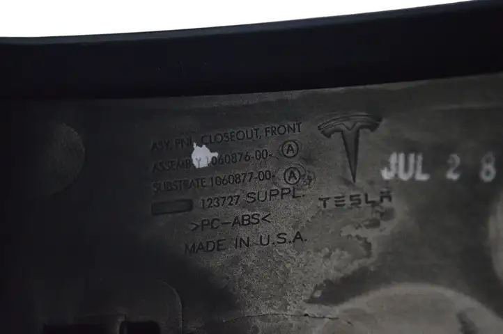 Tesla Model S (2016 - 2021) 106087600A Декоративная планка — фото 5