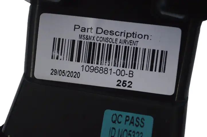 Tesla Model S (2016 - 2021) 109688100B Воздушная решетка панели — фото 5