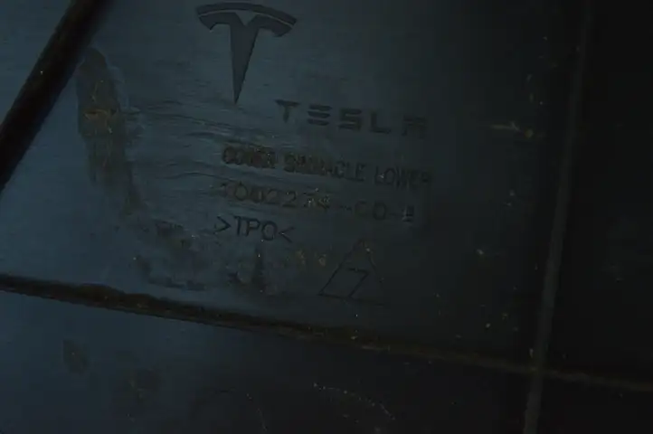 Tesla Model S (2016 - 2021) 100227400E Декоративная планка — фото 5