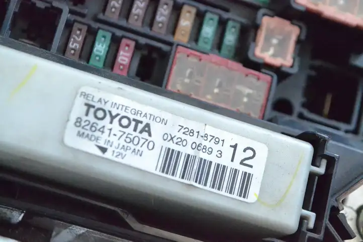 Toyota Prius (XW30) (2009 - 2015) 72818791 Блок предохранителей (комплект) — фото 4