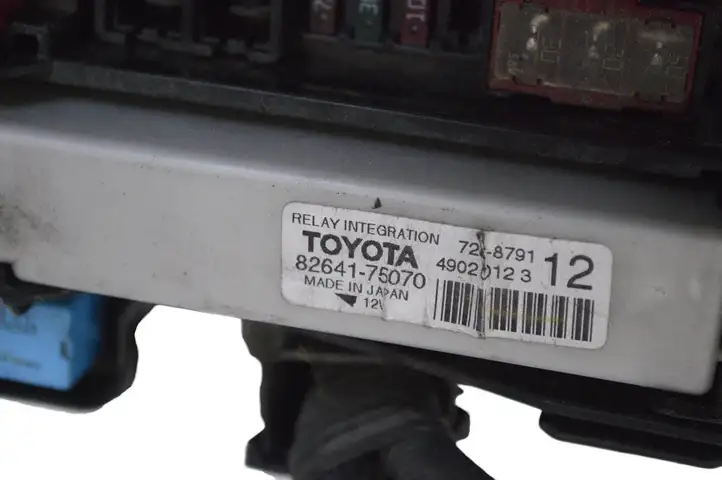 Toyota Prius (XW30) (2009 - 2015) 8264175070 Блок предохранителей (комплект) — фото 5