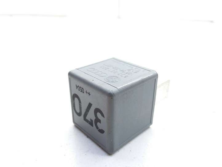 Audi A4 (2004 - 2009)  8D0951253 Реле аварийных фонарей