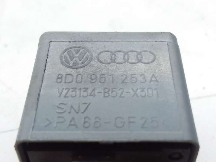 Volkswagen Golf VI (2009 - 2013)  8D0951253A Реле аварийных фонарей