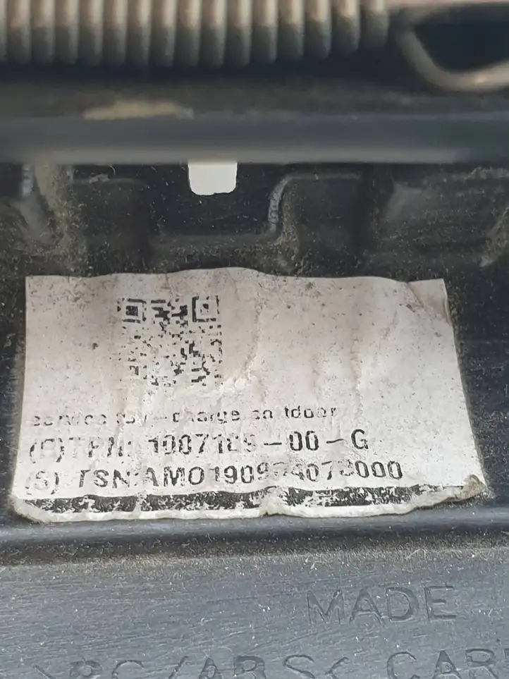 Tesla Model S (2012 - 2016) 100718900G Крышка зарядного разъема — фото 3