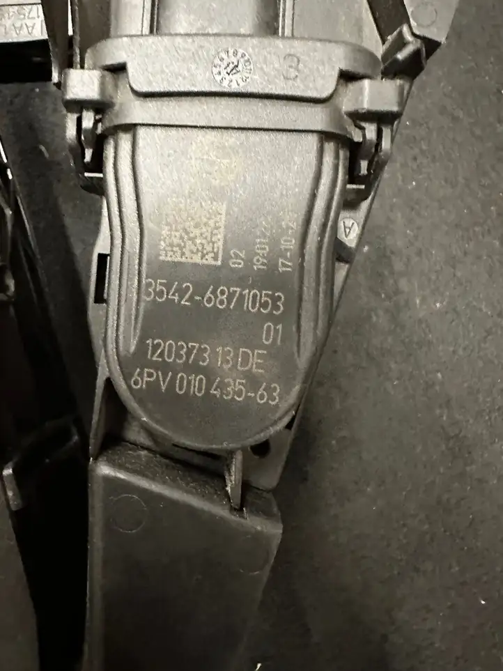 BMW 5 G30 G31 (2016 - ) 6871053 Педаль акселератора — фото 4