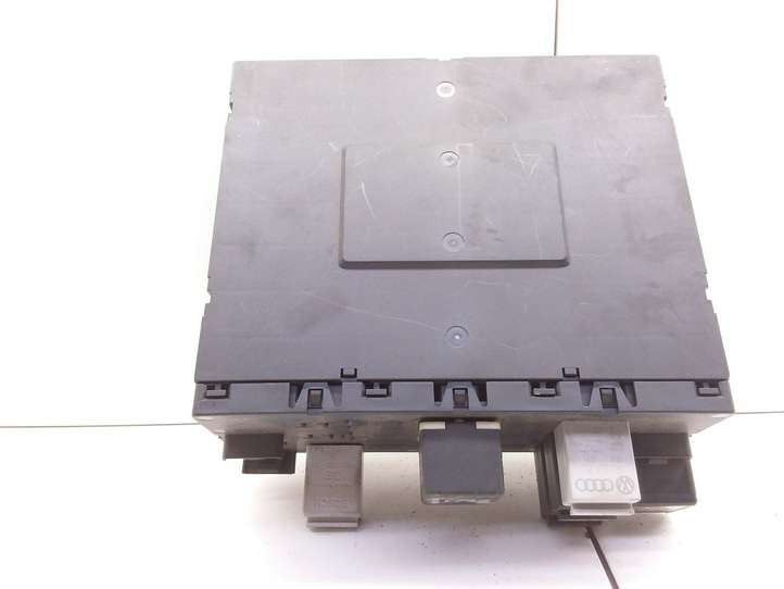 Audi A4 (2000 - 2006)  8P0907279A Блок монтирования реле
