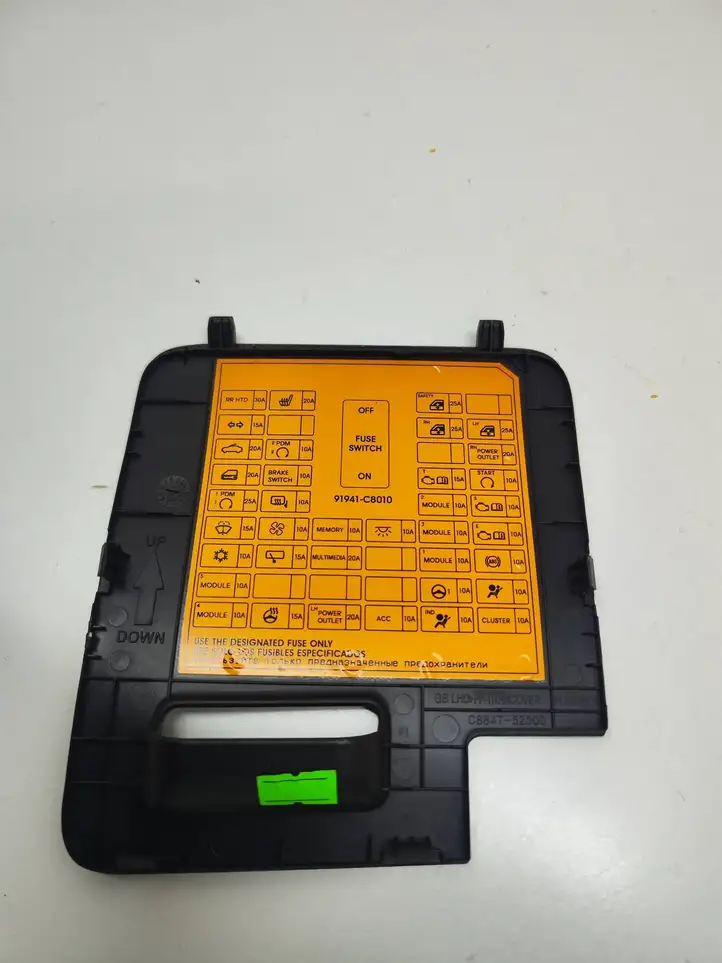 Hyundai i20 (GB IB) (2014 - 2018) C884752000 Крышка ящика предохранителей — фото 1