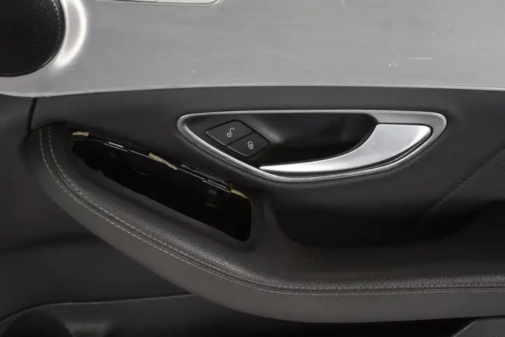 Mercedes-Benz C W205 (2014 - 2021) Обшивка передней двери — фото 3