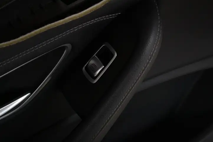 Mercedes-Benz C W205 (2014 - 2021) Обшивка передней двери — фото 3