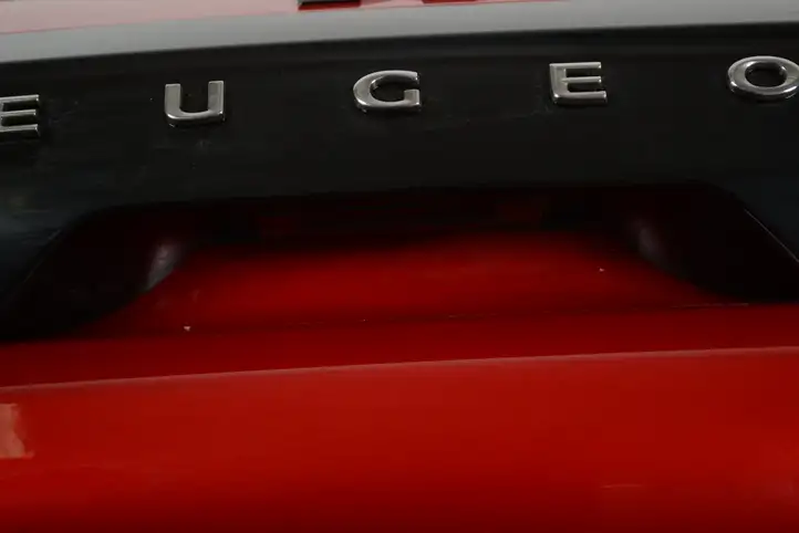 Peugeot 208 (2019 - ) Крышка багажника — фото 3