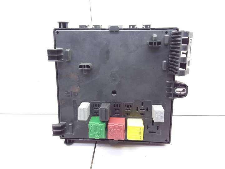 Opel Vectra (2002 - 2005)  519162002 Блок монтирования реле