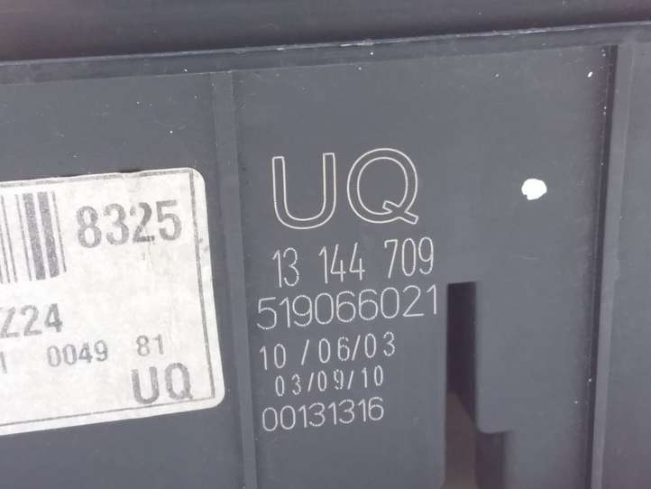Opel Vectra (2002 - 2005)  13144709 Блок монтирования реле