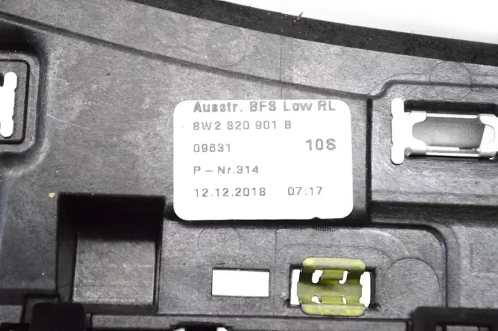 Audi A4 S4 B9 8W (2019 - ) 8W2820901B Воздушная решетка панели — фото 5