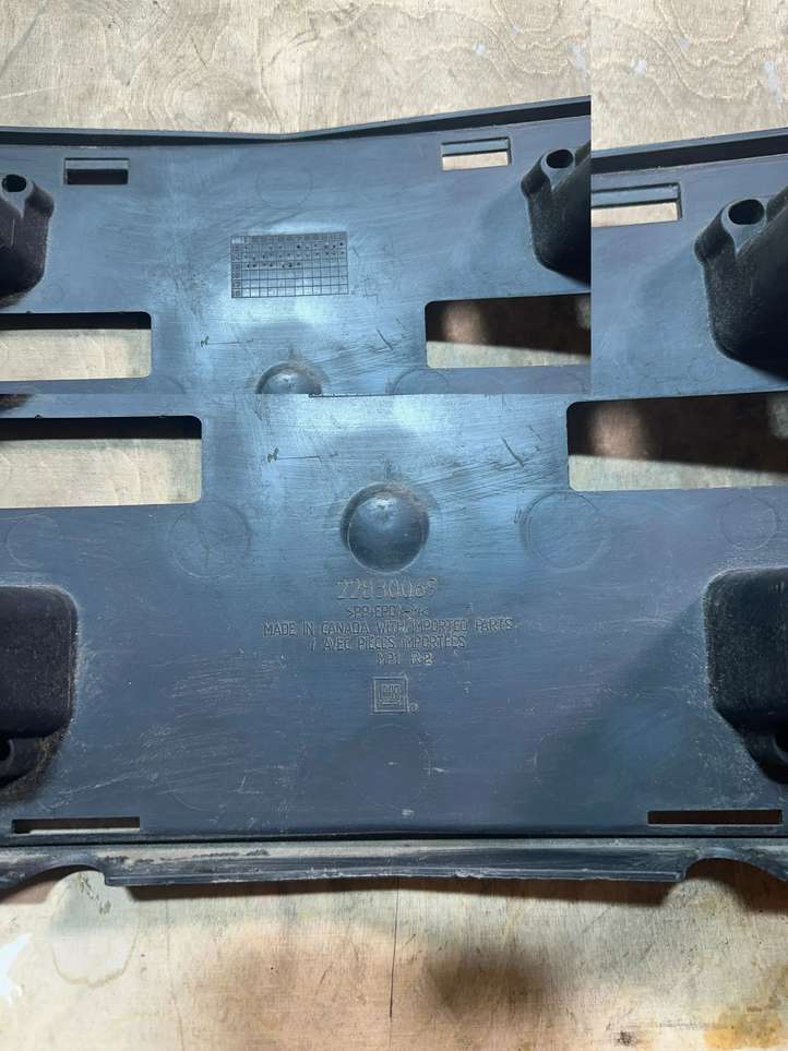 Chevrolet Corvette (2014 - 2019)  22830069 Рамка номерного знака
