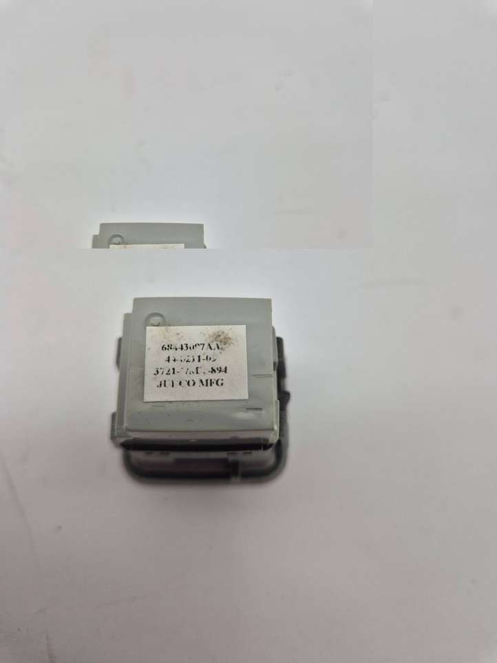 Chrysler Pacifica (2016 - )  68443100AA Кнопка открытия боковых дверей