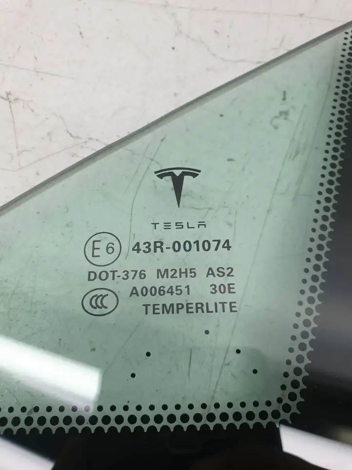 Tesla Model S (2012 - 2016) 43R001074 Форточка двери — фото 3