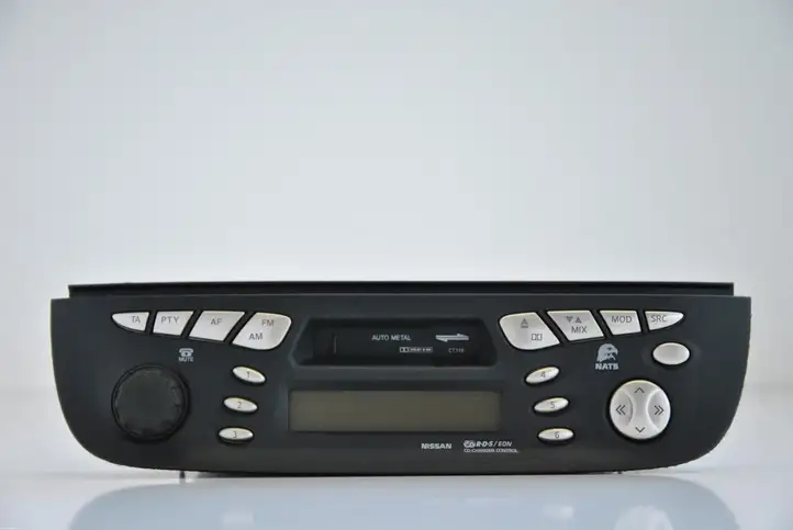 Nissan Almera Tino (2000 - 2003) Магнитола / мультимедийная система — фото 1