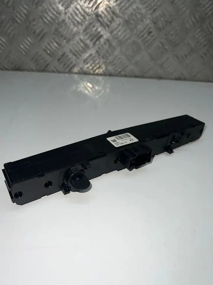 Opel Zafira B (2006 - 2008) 03758075XF Включатель аварийных фонарей — фото 1