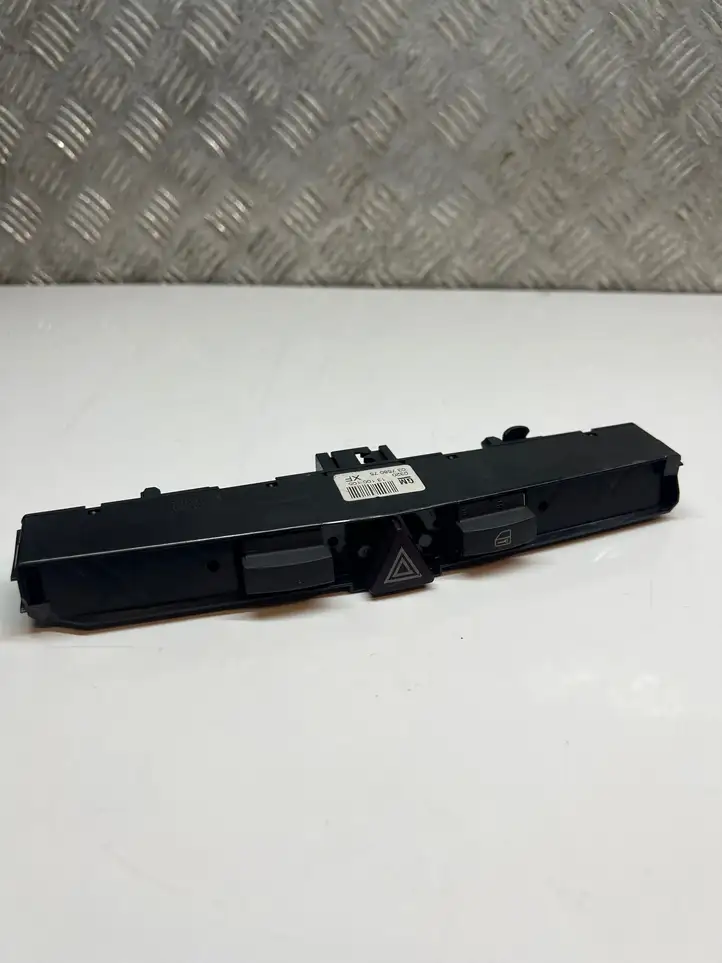 Opel Zafira B (2006 - 2008) 03758075XF Включатель аварийных фонарей — фото 3