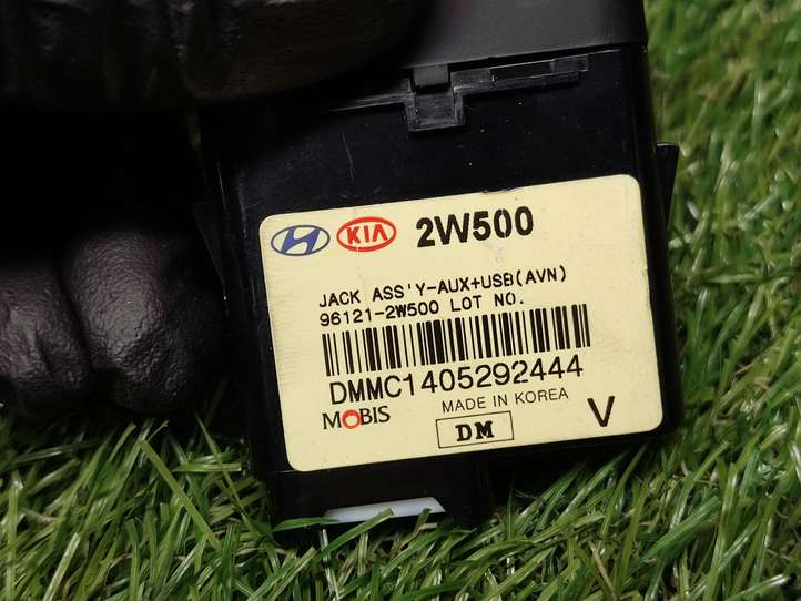 Hyundai Santa Fe (2012 - 2015)  961212W500 Разъем AUX