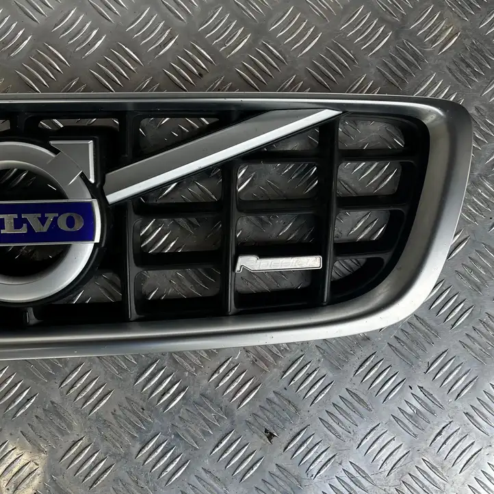 Volvo V70 (2007 - 2013) 31283896 Верхняя решетка радиатора — фото 22