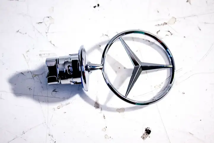 Mercedes-Benz E W211 (2002 - 2009) a2108800186 Эмблема автомобиля — фото 8