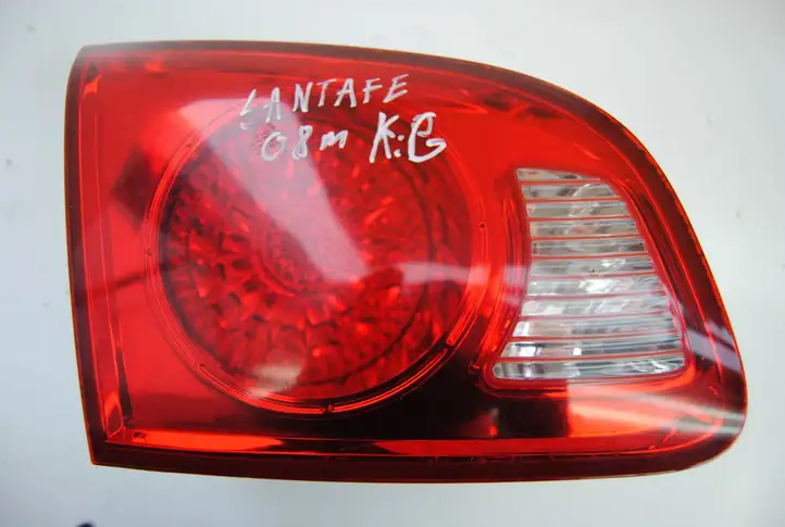 Hyundai Santa Fe (2005 - 2009) 924052B000 Задний фонарь в крышке багажника — фото 1