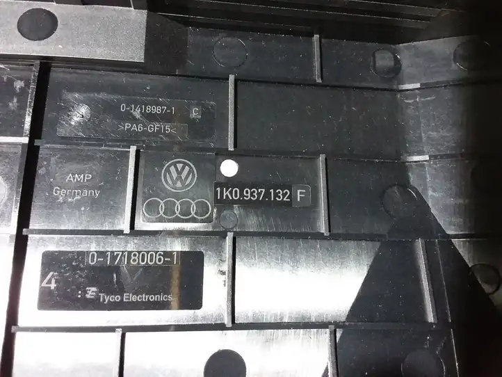 Audi A3/S3 8P (2008 - 2013) 1K0937132F Крышка ящика предохранителей — фото 3