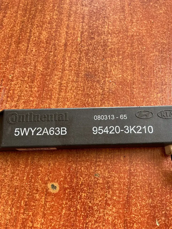 Hyundai ix35 (2013 - 2019) 954203K210 Усилитель антенны — фото 2