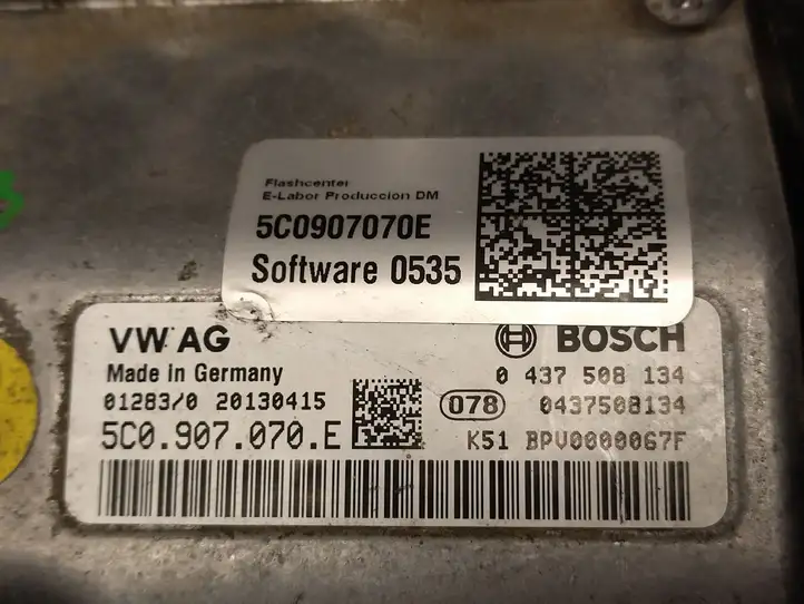 Volkswagen Jetta VI (2011 - 2018) 5C0907070E Зарядное устройство — фото 2