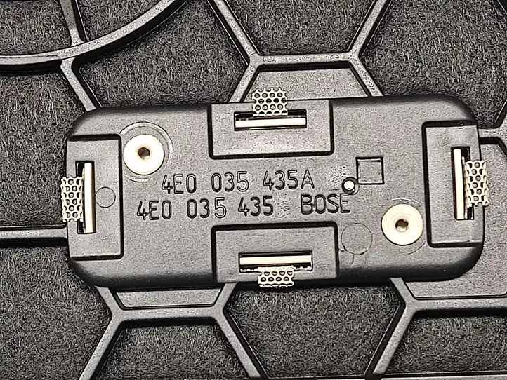 Audi A8 (2007 - 2010)  4E0035435A Сабвуферная решетка