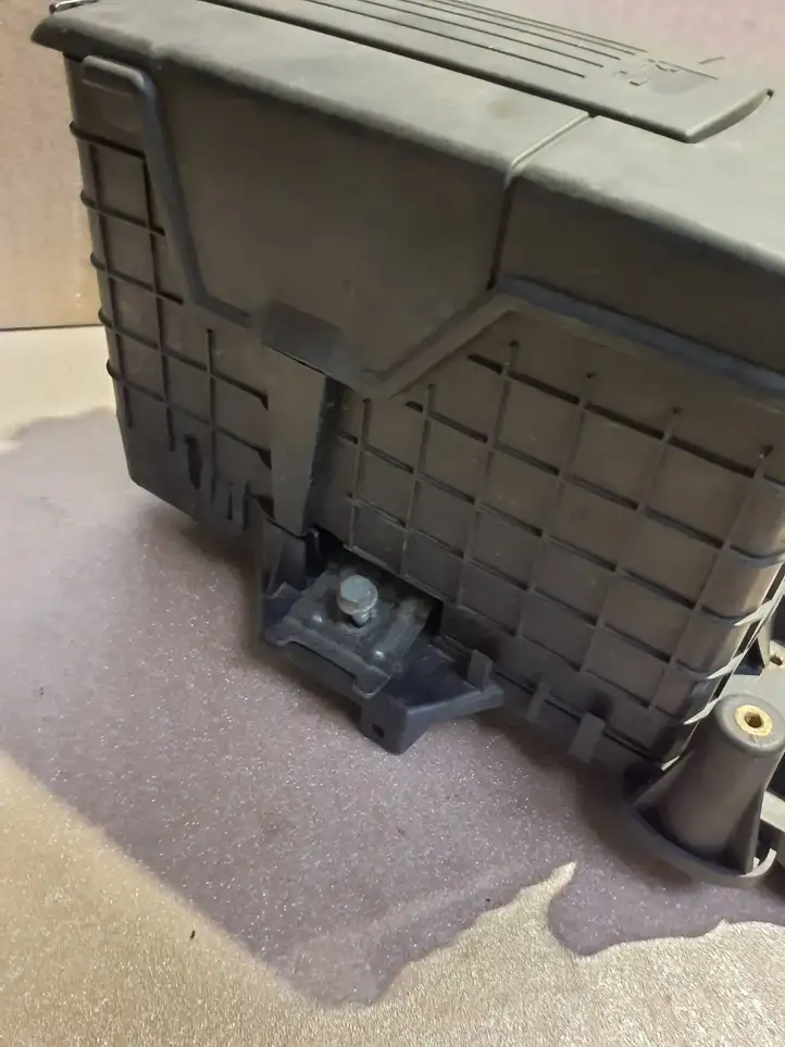 Volkswagen Golf Plus (2004 - 2008)  1K0915333C Ящик аккумулятора