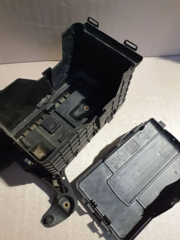 Volkswagen Golf Plus (2004 - 2008)  1K0915333C Ящик аккумулятора