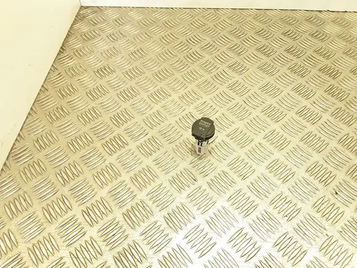 Audi A6 (2004 - 2008)   12V гнездо прикуревателя (перед)