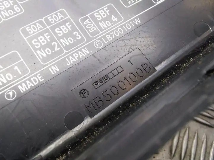 Subaru Legacy (1999 - 2003) LB700101W Крышка ящика предохранителей — фото 3