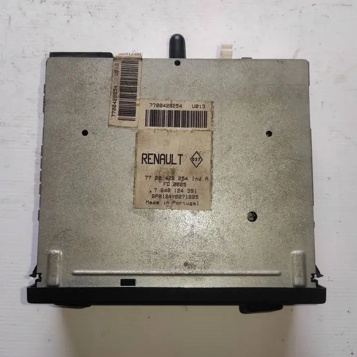 Renault Clio II (1998 - 2001)  7700428254 Радио/ проигрыватель CD/DVD / навигация