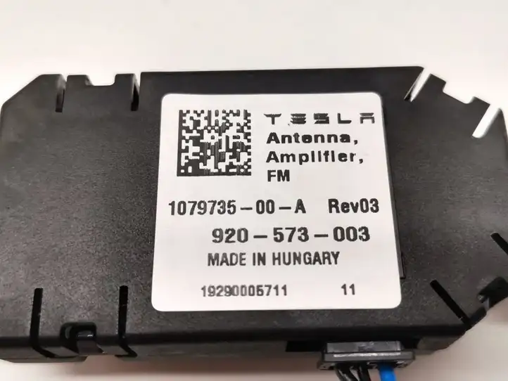 Tesla Model Y (2019 - 2024) 1079735-00-A Усилитель антенны — фото 3