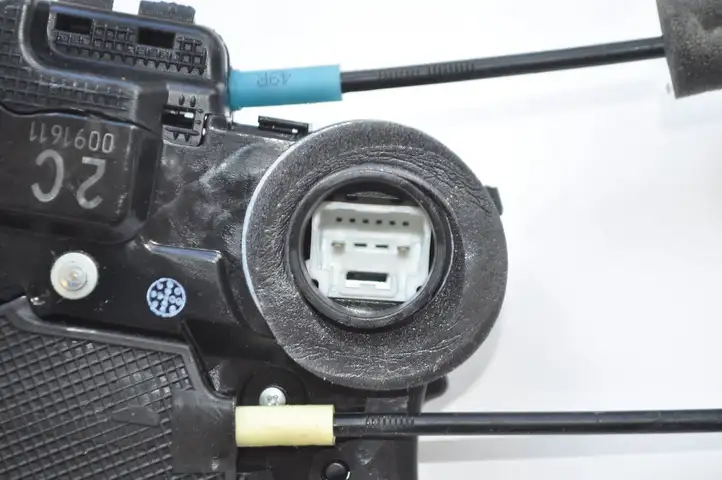 Toyota RAV 4 (XA30) (2006 - 2016) Замок задней двери — фото 2